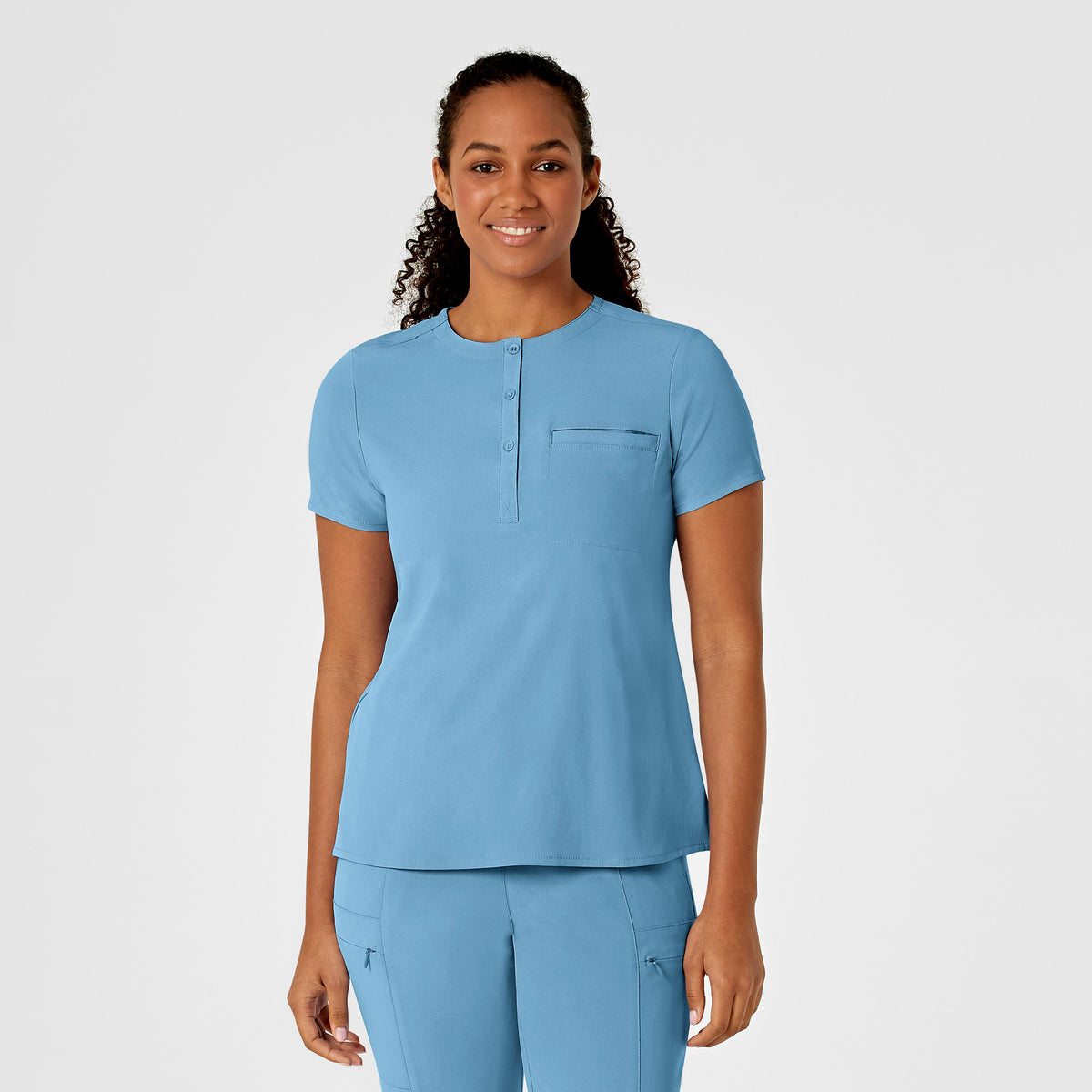 Blouse médicale WonderWink Renew à une poche et col mandarin, à rentrer dans le pantalon.