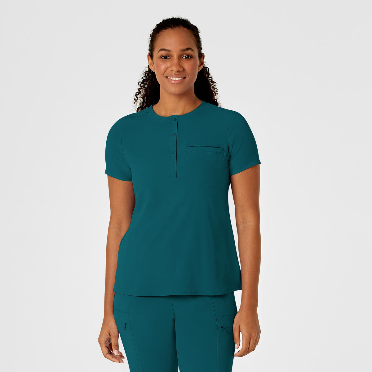 Blouse médicale WonderWink Renew à une poche et col mandarin, à rentrer dans le pantalon.