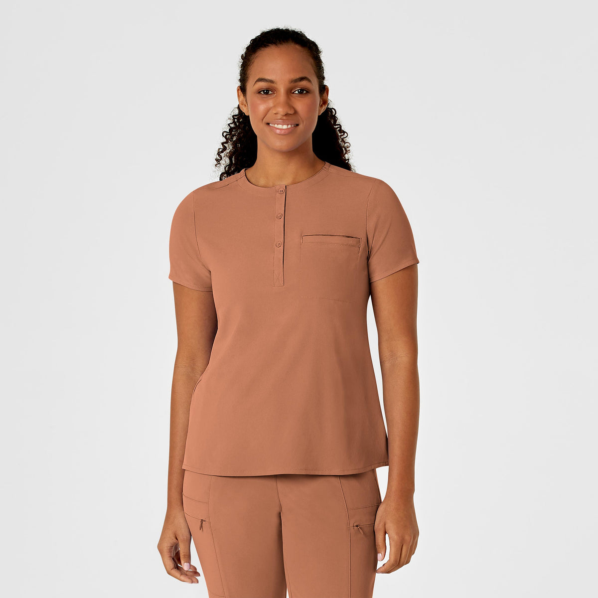 Blouse médicale WonderWink Renew à une poche et col mandarin, à rentrer dans le pantalon.