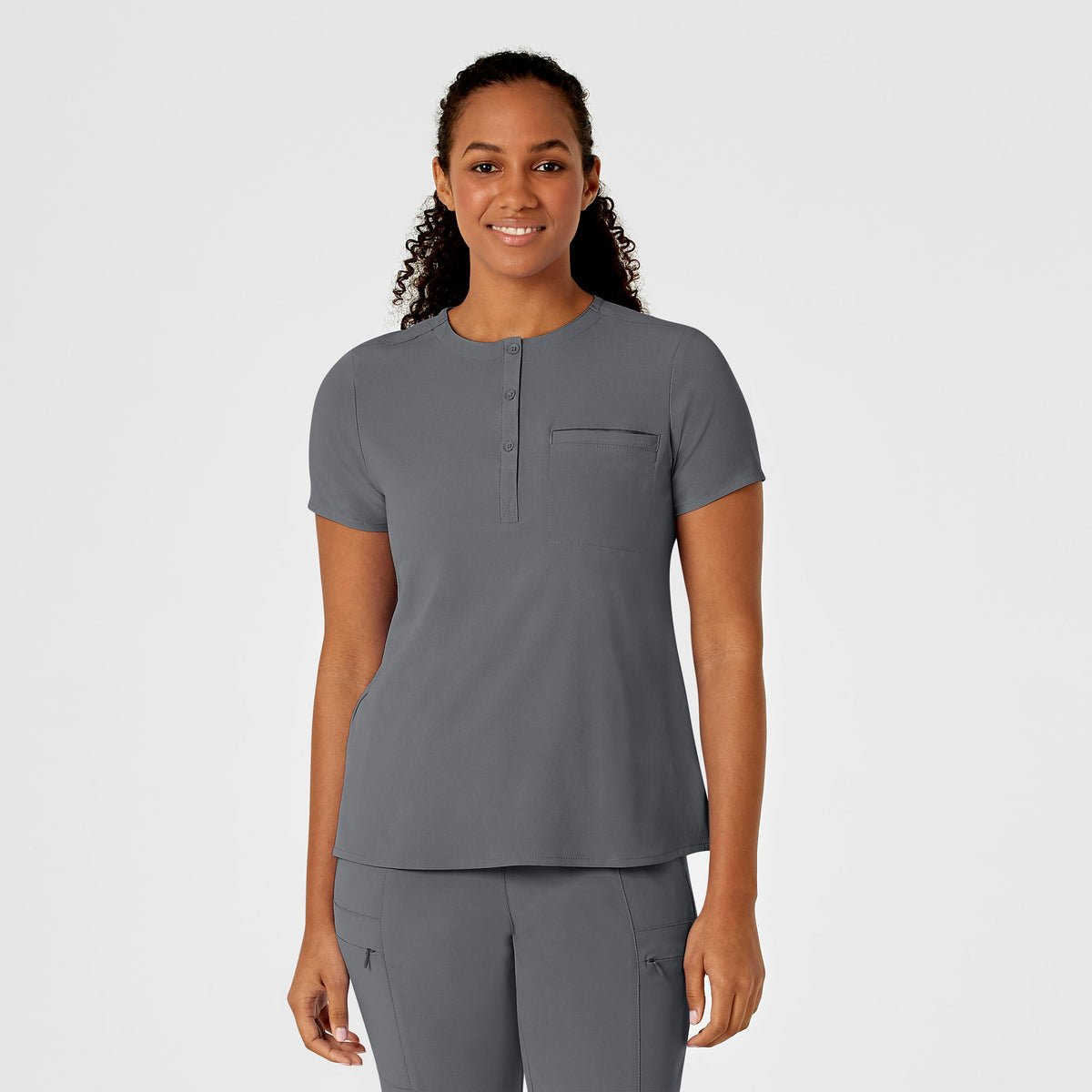 Blouse médicale WonderWink Renew à une poche et col mandarin, à rentrer dans le pantalon.