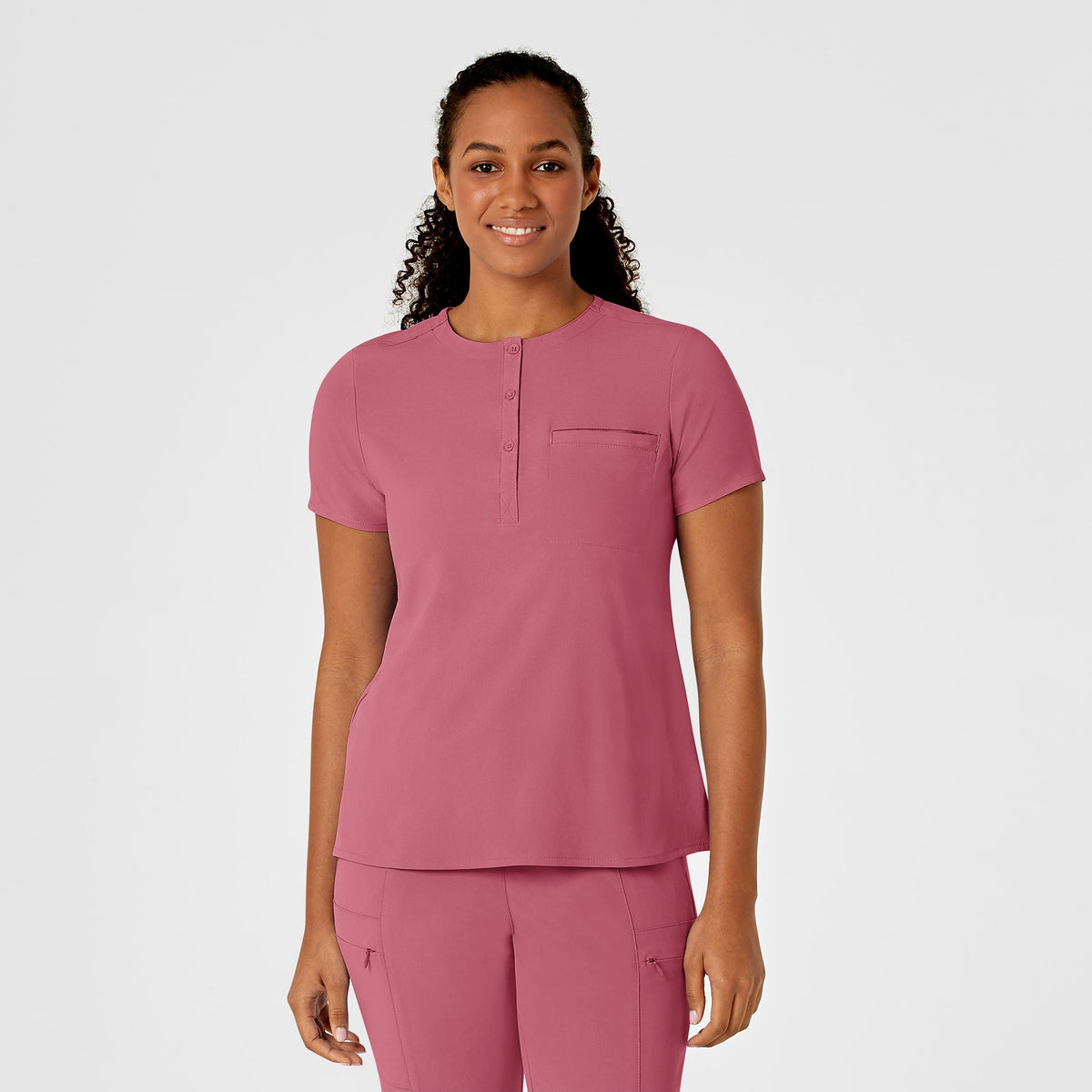 Blouse médicale WonderWink Renew à une poche et col mandarin, à rentrer dans le pantalon.