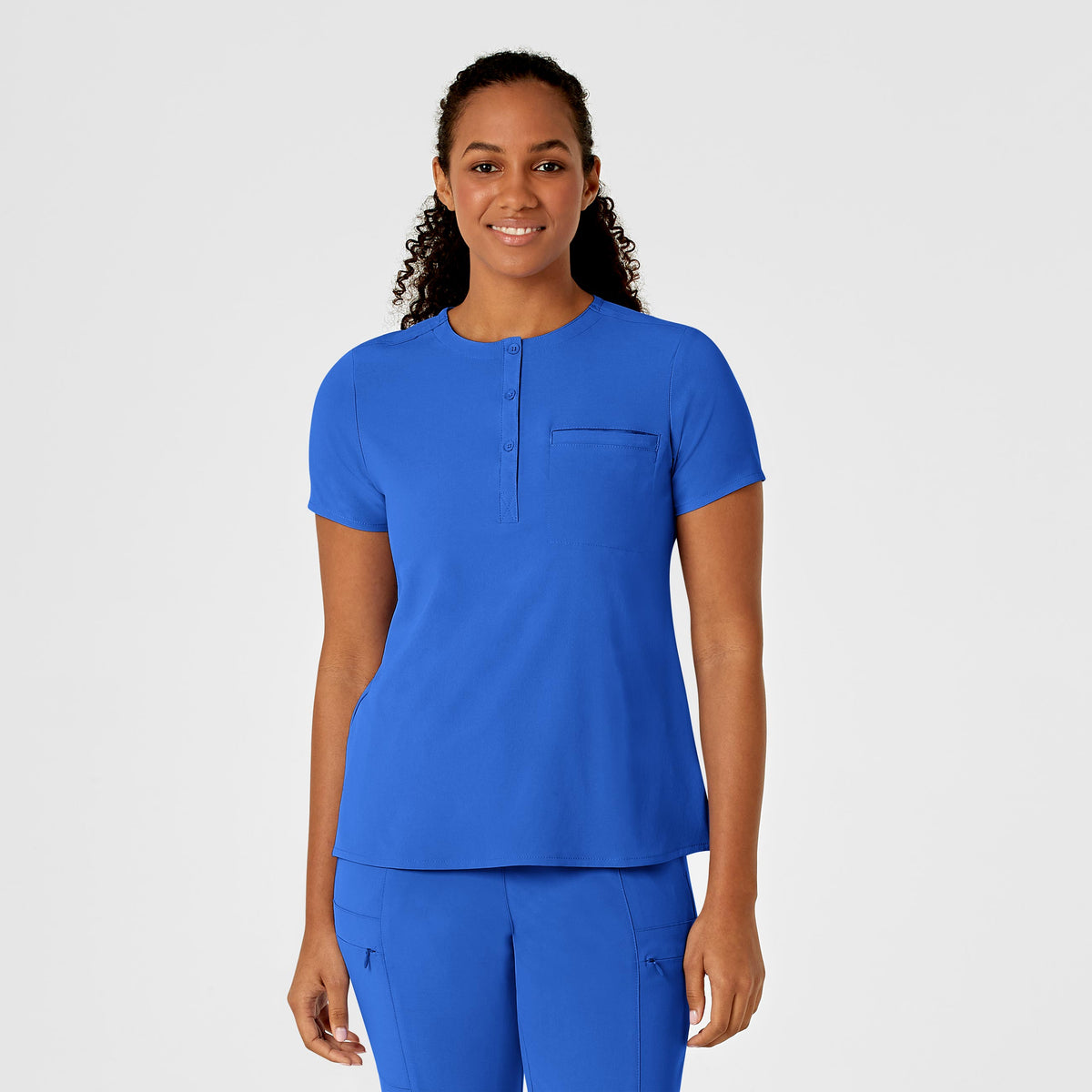 Blouse médicale WonderWink Renew à une poche et col mandarin, à rentrer dans le pantalon.