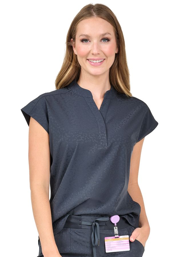 Blusa médica extragrande con cuello halter y estampado de jacquard de Ava Therese