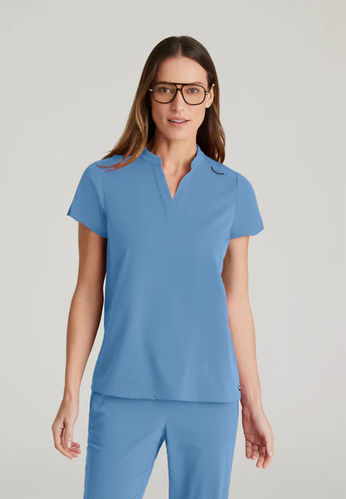 Blusa médica Avery de spandex elástico con dos bolsillos y cuello con banda, de Grey's Anatomy