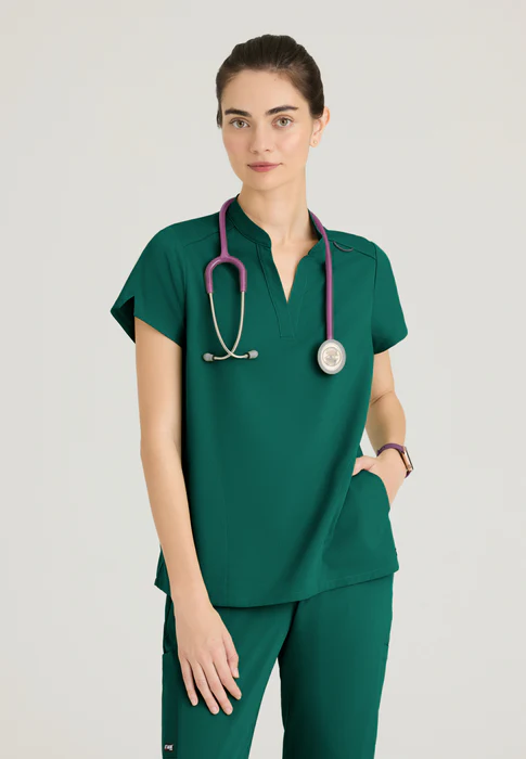 Blusa médica Avery de spandex elástico con dos bolsillos y cuello con banda, de Grey's Anatomy