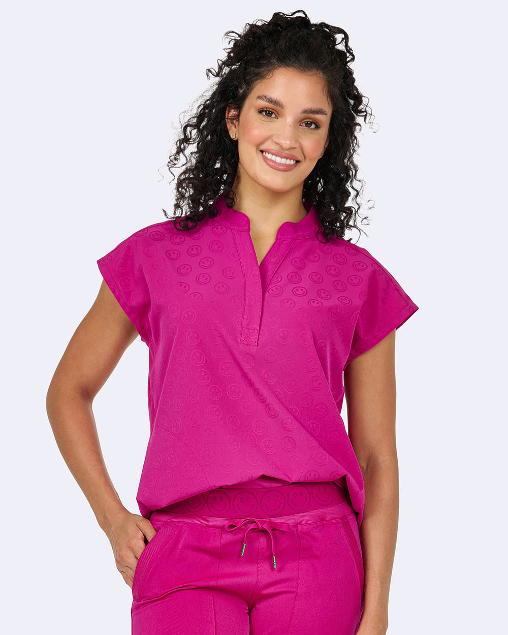 Blusa médica extragrande con diseño de jacquard y sonrisa de Ava Therese
