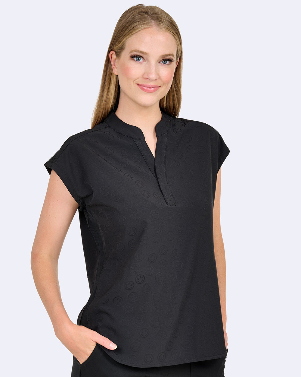 Blusa médica extragrande con diseño de jacquard y sonrisa de Ava Therese