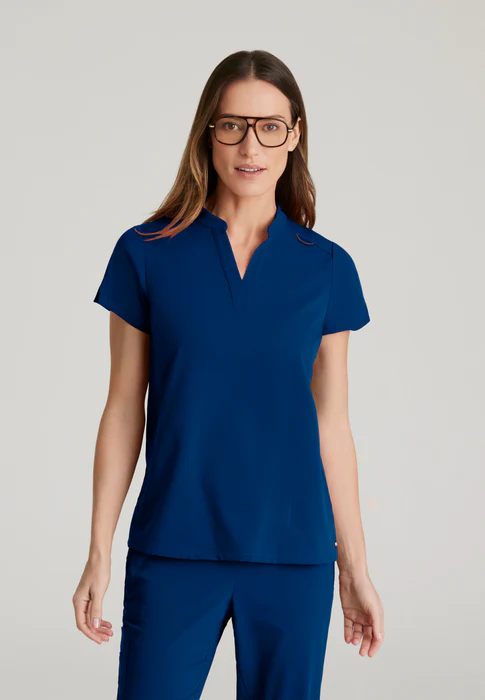 Blusa médica Avery de spandex elástico con dos bolsillos y cuello con banda, de Grey's Anatomy