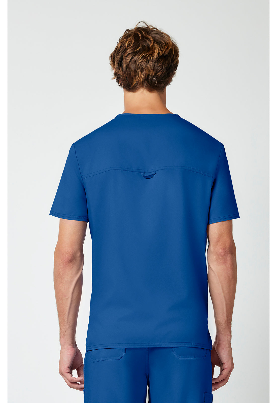 Blusa cirúrgica masculina Cherokee Workwear Revolution com 1 bolso, gola em V e para dentro | Logo NYC Health + Hospitals | Enfermagem
