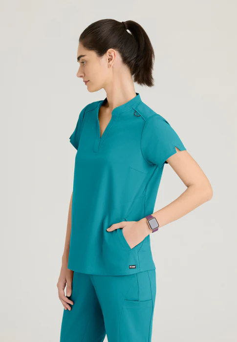 Blusa médica Avery de spandex elástico con dos bolsillos y cuello con banda, de Grey's Anatomy