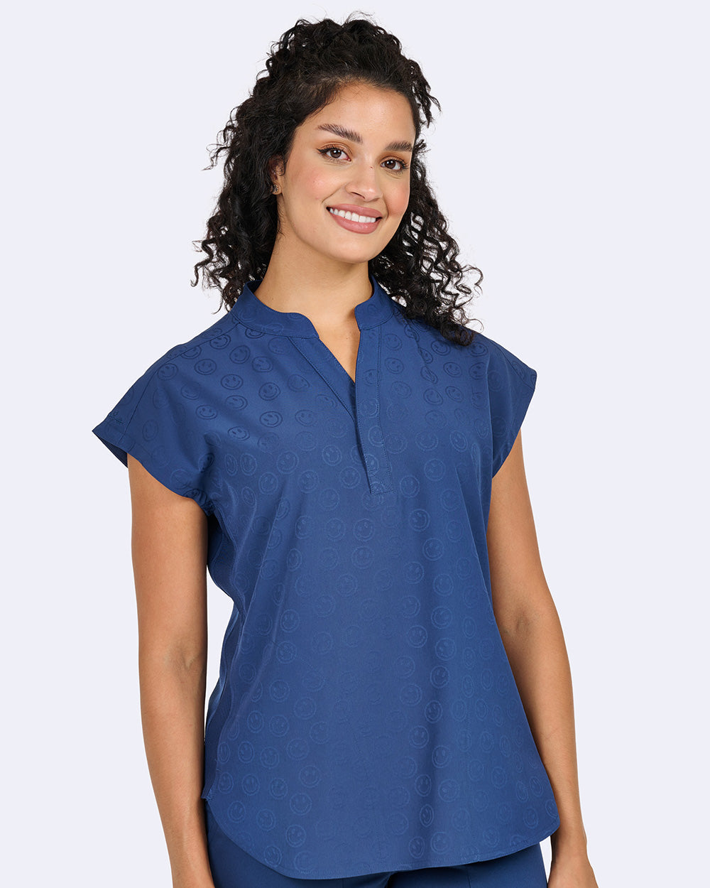 Blusa médica extragrande con diseño de jacquard y sonrisa de Ava Therese