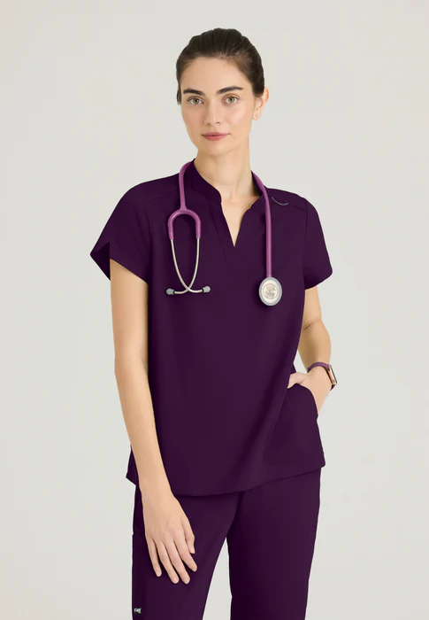 Blusa médica Avery de spandex elástico con dos bolsillos y cuello con banda, de Grey's Anatomy