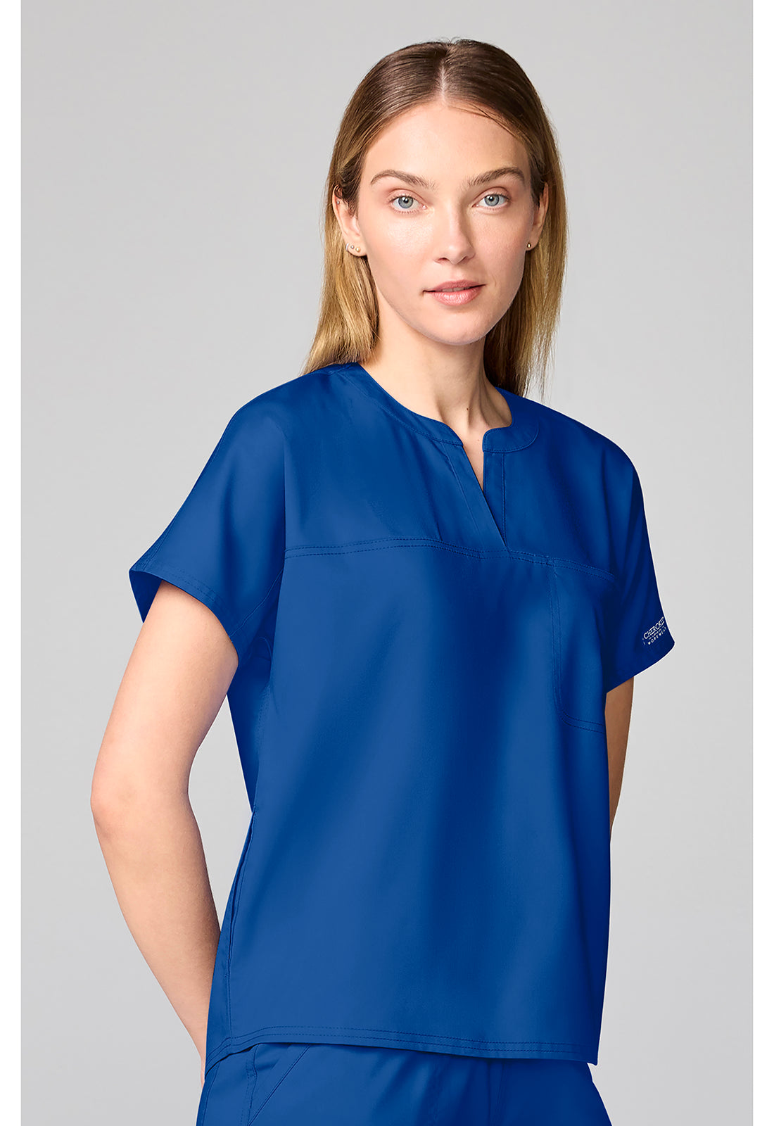 Blusa de Scrub Feminina Cherokee Workwear Revolution com Gola Padre, para Colocar por Dentro da Calça, com Logo NYC Health + Hospitals | Enfermagem