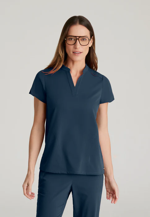 Blusa médica Avery de spandex elástico con dos bolsillos y cuello con banda, de Grey's Anatomy