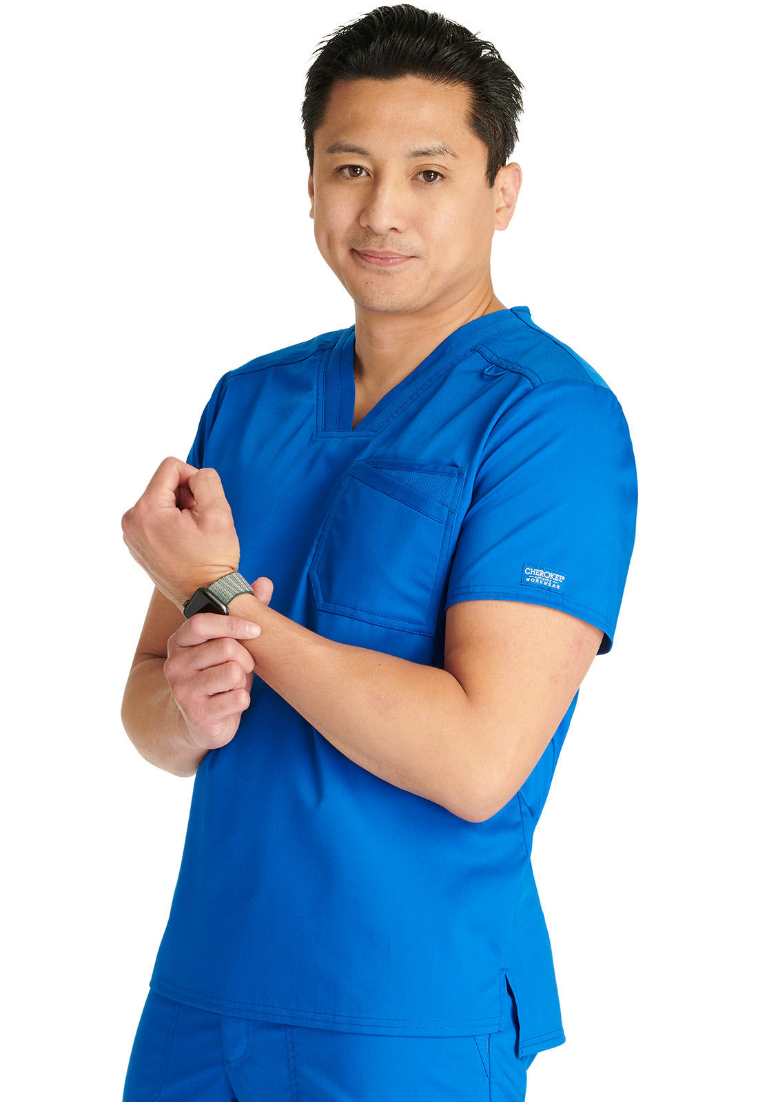 Blusa cirúrgica masculina Cherokee Workwear Revolution com 1 bolso, gola em V e para dentro, com logo NYC Health + Hospitals | Enfermagem