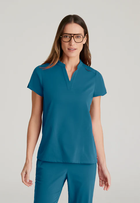 Blusa médica Avery de spandex elástico con dos bolsillos y cuello con banda, de Grey's Anatomy