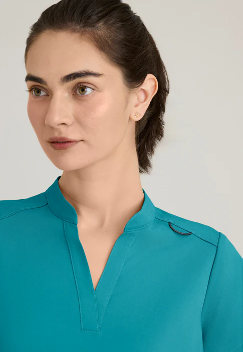 Blusa médica Avery de spandex elástico con dos bolsillos y cuello con banda, de Grey's Anatomy