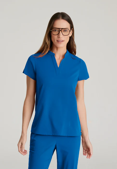 Blusa médica Avery de spandex elástico con dos bolsillos y cuello con banda, de Grey's Anatomy