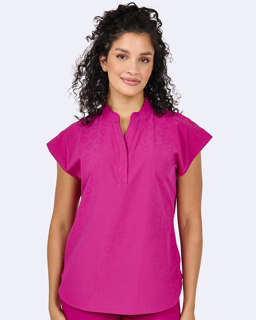 Blusa médica extragrande con diseño de jacquard y sonrisa de Ava Therese