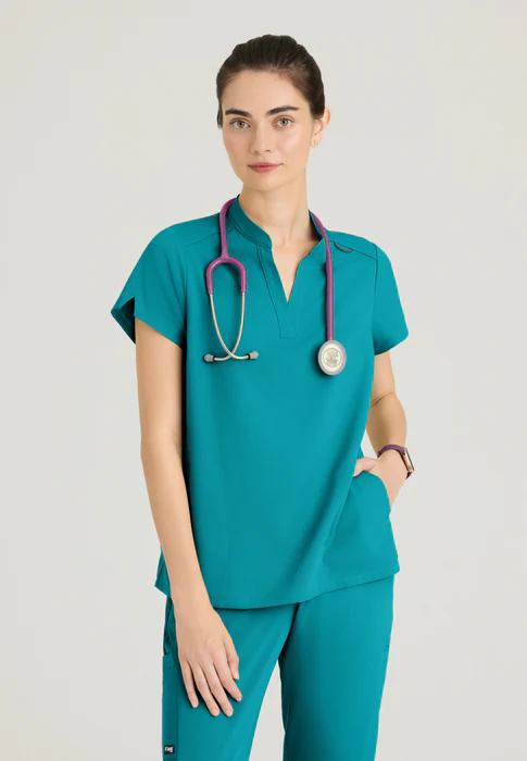 Blusa médica Avery de spandex elástico con dos bolsillos y cuello con banda, de Grey's Anatomy