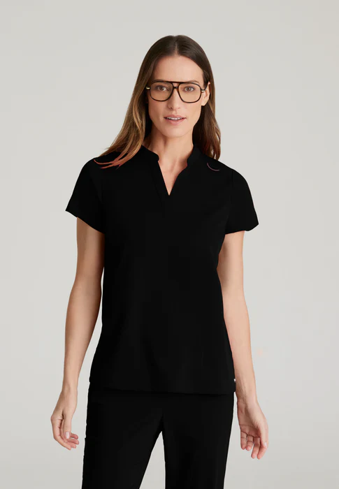 Blusa médica Avery de spandex elástico con dos bolsillos y cuello con banda, de Grey's Anatomy