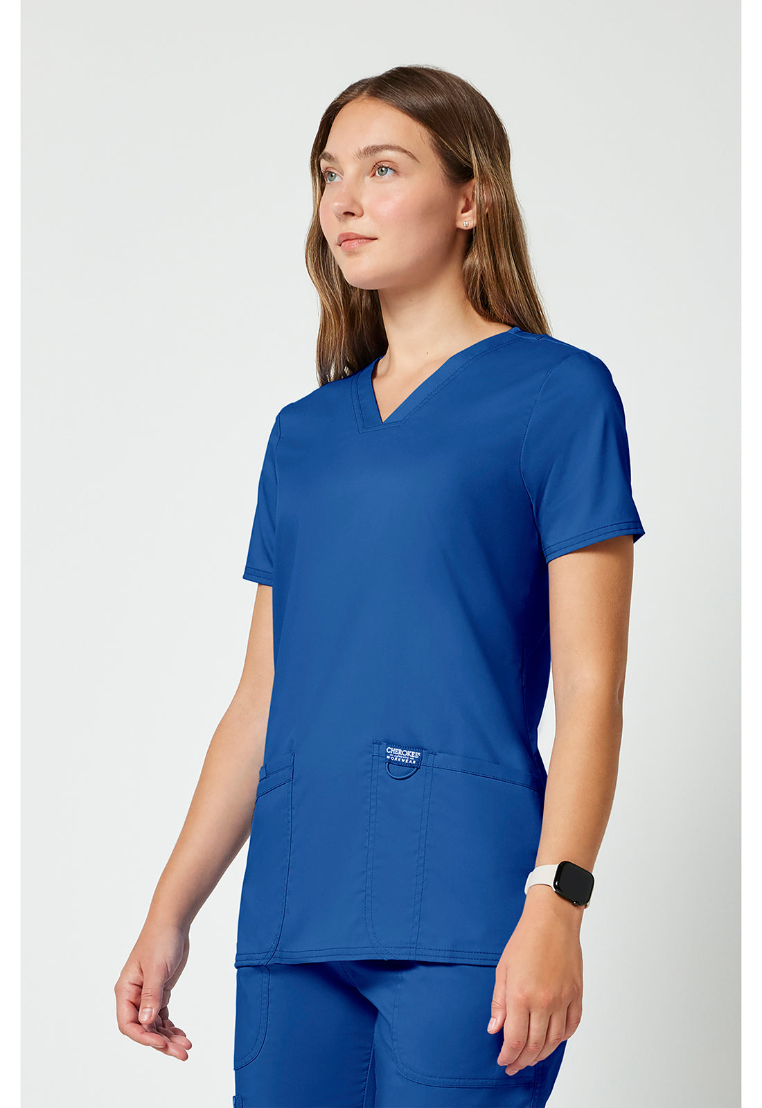 Haut de travail Cherokee Revolution pour femme à col en V avec logo NYC Health + Hospitals | Soins infirmiers